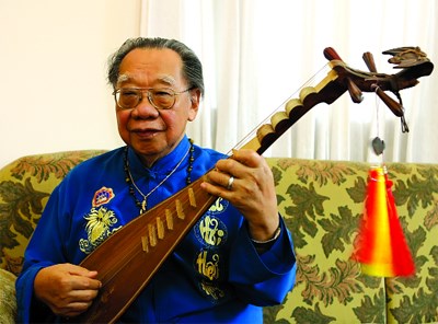 សាស្រ្តាចារTran Van Khe អស់មួយជីវិតផ្សាភ្ជាប់ជាមួយតូរ្យតន្ត្រីជាតិ